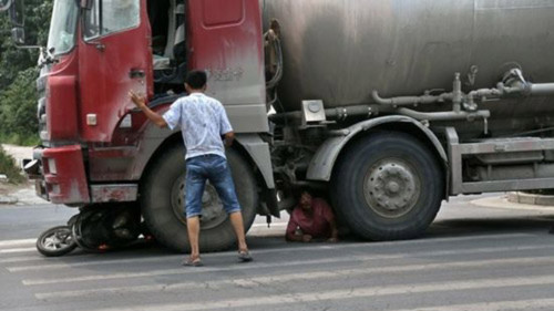 Nạn nhân van xin tài xế không cán qua người