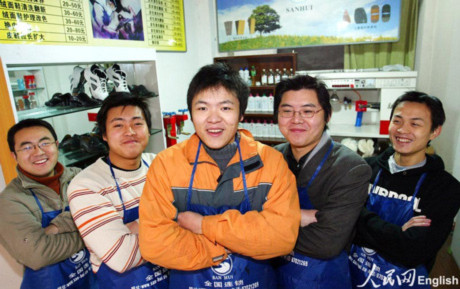 Những SV này “khởi động” tương lai bằng cửa hàng chuyên đánh bóng, làm sạch giày.