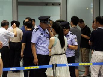 Cảnh sát và an ninh Trung Quốc đang thu thập thông tin tại cửa B, khu đến sân bay Quốc tế Bắc Kinh, sau vụ một người tàn tật cho nổ bom, 20/07/2013 REUTERS