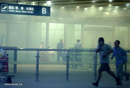 Khói bay mù mịt tại nhà ga số 3, nơi xảy ra vụ đánh bom.