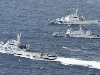 Tàu hải giám Trung Quốc số 66 (G) bị tàu tuần duyên Nhật Bản chặn đường xâm nhập vào lãnh hải quần đảo Senkaku/Điếu Ngư, 24/09/2012 REUTERS