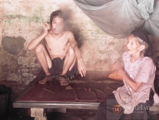 Xót xa cảnh đôi vợ chồng già tự tay xích chân con vào cột nhà 3 Xót xa cảnh đôi vợ chồng già tự tay xích chân con vào cột nhà 3