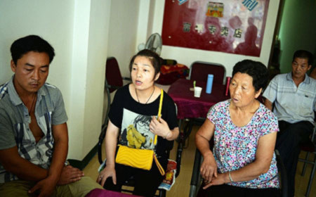 Wang Yanyan (giữa) bị nữ bác sĩ Zhang Shuxia lừa bán hai con gái song sinh Wang Yanyan (giữa) bị nữ bác sĩ Zhang Shuxia lừa bán hai con gái song sinh