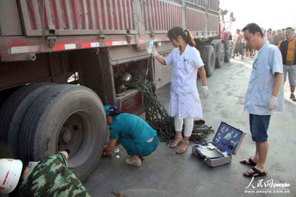 Cô bé bị xe tải 40 tấn đè lên vẫn giữ bình tĩnh chờ cứu hộ