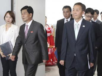 Trưởng đoàn đàm phán Hàn Quốc Kim Ki-woong (phía trước, phải) và đồng nhiệm Hàn Quốc Park Chol-su (thứ hai, trái) tại buổi đàm phán mở lại khu công nghiệp Kaesong ngày 14/08/2013.
REUTERS/Korea Pool/News1