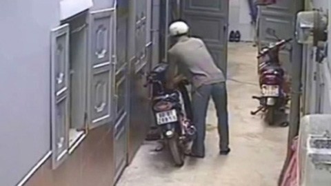 Kẻ trộm chào chủ nhà rồi ...cướp xe