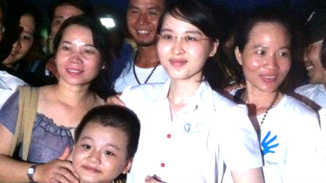 Sinh viên Nguyễn Phương Uyên được gia đình và bạn bè đón về nhà