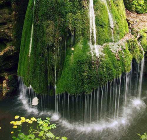 Những thác nước "kỳ lạ" nhất thế giới - 1