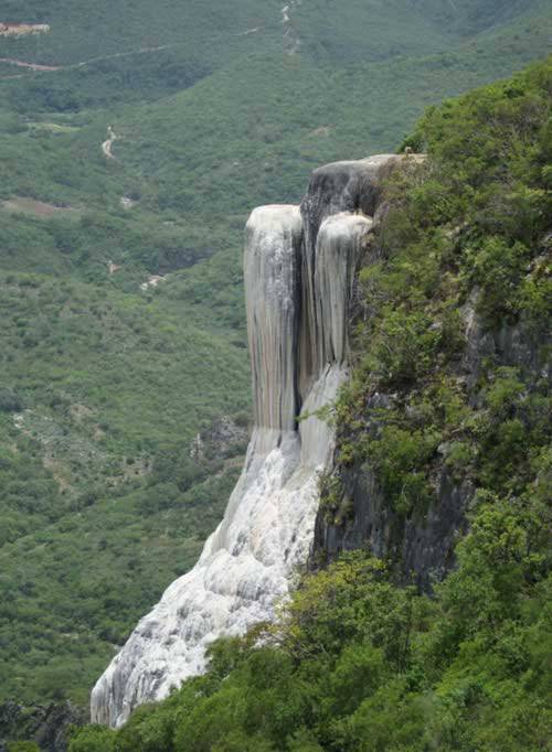 Những thác nước "kỳ lạ" nhất thế giới - 14
