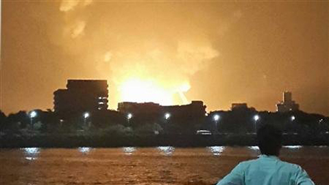 Ngọn lửa bốc cao sau vụ nổ tàu ngầm INS Sindhurakshak ở cảng Mumbai (Ảnh: Reuters)