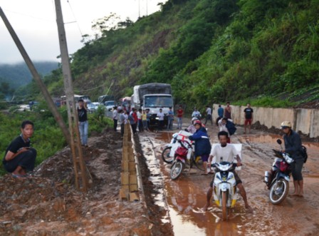 Giao thông trên QL7 bị ách tắc nghiêm trọng. Giao thông trên QL7 bị ách tắc nghiêm trọng.
