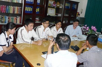 Thầy Phạm Đăng Khoa - Hiệu trưởng Trường THPT Chuyên Nguyễn Du (TP Buôn Ma Thuột, tỉnh Đắk Lắk) cùng với 4 thủ khoa học lớp 12 Chuyên Toán (vắng em Nguyễn Cường Quốc) trao đổi với các phóng viên.