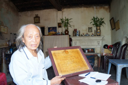Cụ Ninh bên tấm Huân chương kháng chiến hạng Nhì do Nhà nước phong tặng vì đã có công lao trong kháng chiến chống Mỹ cứu nước.
