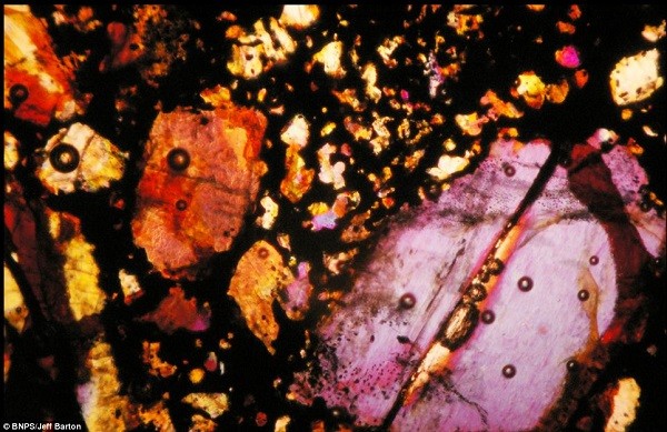 Vẻ đẹp kinh ngạc của thiên thạch 4,5 tỷ năm tuổi 2