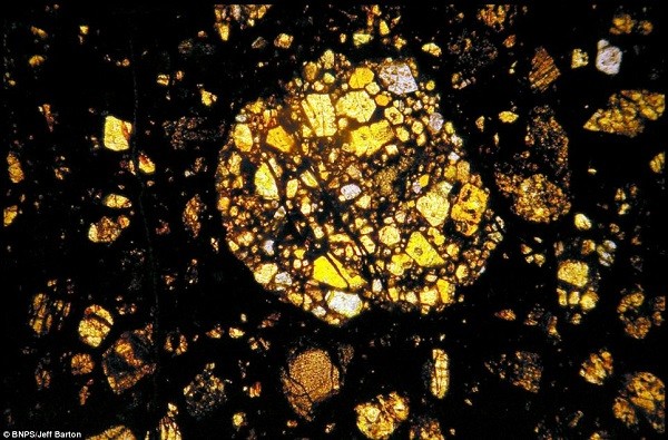 Vẻ đẹp kinh ngạc của thiên thạch 4,5 tỷ năm tuổi 4