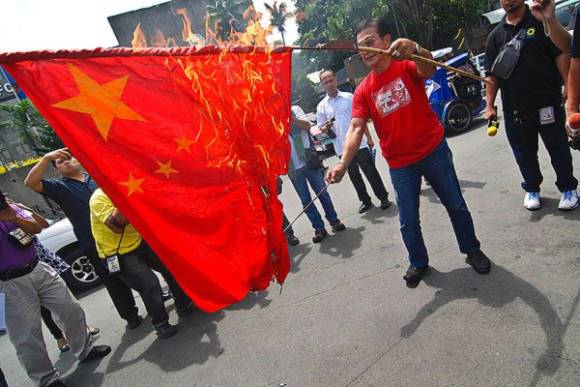Abner Afuang, cựu thị trưởng một thành phố nhỏ ở Philippines đốt cờ Trung Quốc trong một cuộc biểu tình phản đối nước này.