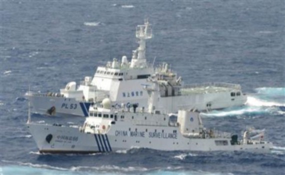 Một tàu Hải giám Trung Quốc di chuyển bên cạnh tàu tuần tra của Nhật Bản gần đảo tranh chấp Senkaku/Điếu Ngư