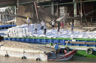 Một xà lan chở gạo ở Vĩnh Long hôm 02/03/2013. AFP