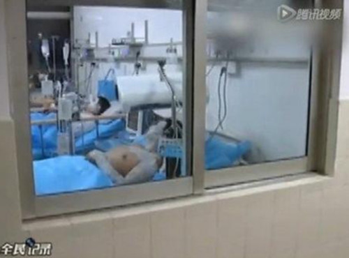 19 cán bộ quản lý đô thị ở thành phố Hạ Môn, tỉnh Phúc Kiến, Trung Quốc bị tạt axit. Ảnh: Sina.