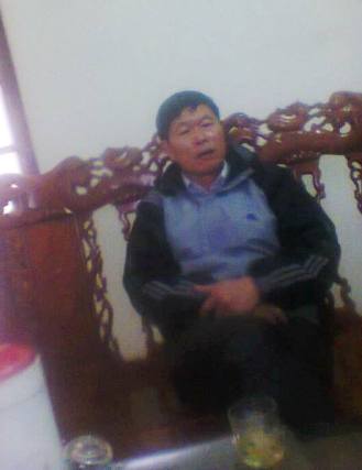 Ông Nguyễn Chỉ Dụ (đội mũ) bức xúc kể lại vụ việc