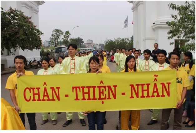 Các học viên Pháp Luân Công ở Việt Nam tin rằng “Chân Thiện Nhẫn” là nguyên lý của vũ trụ, vì vậy các học viên luôn hành xử theo nguyên lý này