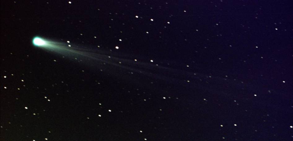 Sao chổi ISON, khoảng 44 triệu dặm từ mặt trời, và 80 triệu từ trái đất, di chuyển với tốc độ 136.700 dặm một giờ.