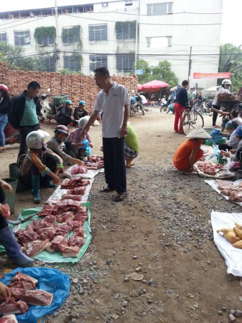 Muốn vào chợ cóc bán hàng giá siêu rẻ, người kinh doanh cũng phải bỏ ra một khoản tiền “làm luật” là 5.000 đồng mỗi ngày. Muốn vào chợ cóc bán hàng giá siêu rẻ, người kinh doanh cũng phải bỏ ra một khoản tiền “làm luật” là 5.000 đồng mỗi ngày.