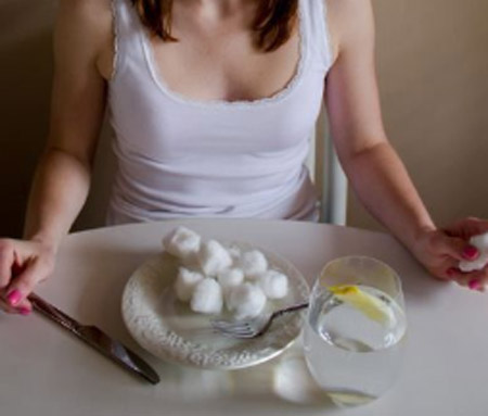 Kinh dị người mẫu “nuốt bông gòn” để giữ dáng