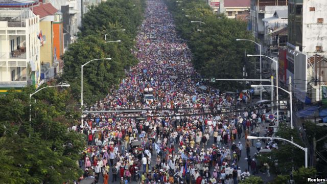 Hàng chục ngàn người xuống đường ở thủ đô Campuchia đòi ông Hun Sen từ chức, ngày 29/12/2013.
