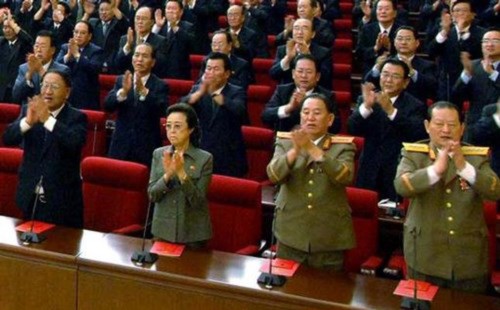 Bà Kim Kyong–hui xuất hiện bình an vô sự sau vụ hành quyết chồng gây chấn động trong và ngoài nước. Bà Kim Kyong–hui xuất hiện bình an vô sự sau vụ hành quyết chồng gây chấn động trong và ngoài nước.