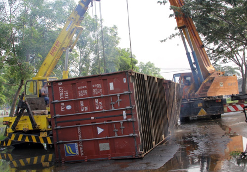 Trước đó, container bị lật ngang khi sụp