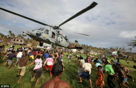 Trực thăng đưa hàng cứu trợ đến người sống sót