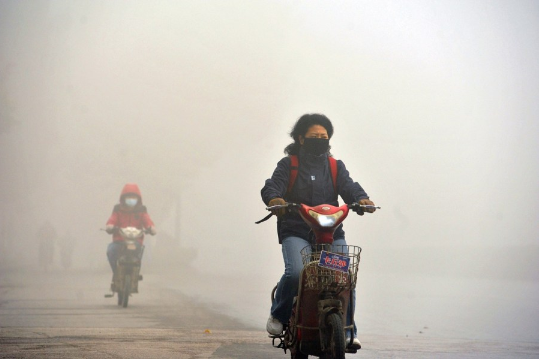 Ảnh chụp màn hình cho thấy người dân đi xe máy bịt khẩu trang trong một ngày khói bụi ở phía nam thành phố Nam Kinh Trung Quốc ngày 7 tháng 12