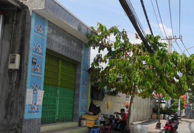 Nhóm lớp Phương Anh đã bị tháo bảng hiệu, nhưng vẫn còn tờ giấy dán thông báo tuyển giáo viên mầm non (Ảnh chụp vào sáng 17.12) - Ảnh: Hoàng Quyên