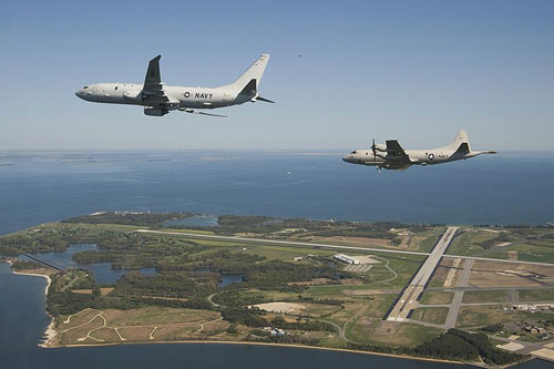 Một chiếc P-8A Poseidon (trái) bay cạnh chiếc Lockheed P-3 Orion gần một căn cứ không quân Mỹ ở bang Maryland năm 2010. Ảnh minh họa: Wikipedia