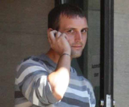 Tên trộm Daniel Severn, 27 tuổi, ở Anh, đã phải cầu xin chủ nhà gọi cảnh sát giải cứu sau khi bị mắc kẹt trong nhà vệ sinh.