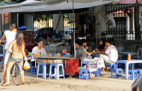Bỏ chục triệu mua suất vỉa hè bán bán trà đá