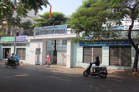 Ba nữ sinh bị cắt tóc táo tợn trước cổng trường học