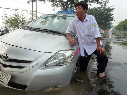 Tài xế Vũ bên xe taxi bị lọt hố. Ảnh: An Nhơn