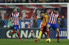 Barcelona (giữa) và Atletico Madrid níu chân nhau - Ảnh: Reuters