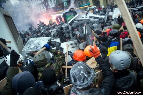 Đụng độ giữa cảnh sát và người biểu tình tại thủ đô Kiev ngày 19/1.