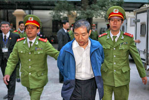 Ông Dương Chí Dũng được dẫn giải vào phòng xử án hôm 12 tháng 12, 2013