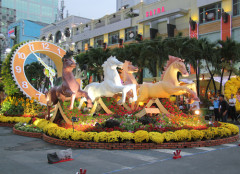 Đại cảnh đàn ngựa dũng mãnh kéo xe hoa đồng hồ biểu tượng cho đường hoa năm nay - Ảnh: Nguyên Mi