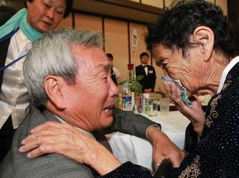 Một số ít người thân ly tán ở hai miền Triều Tiên được hội ngộ với gia đình. Ảnh chụp tháng 10/2010.
Ảnh:AFP