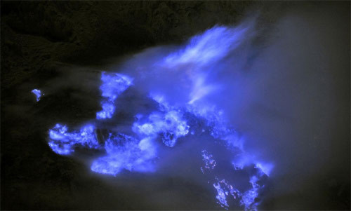 Ngọn lửa xanh kỳ ảo trên miệng núi lửa
