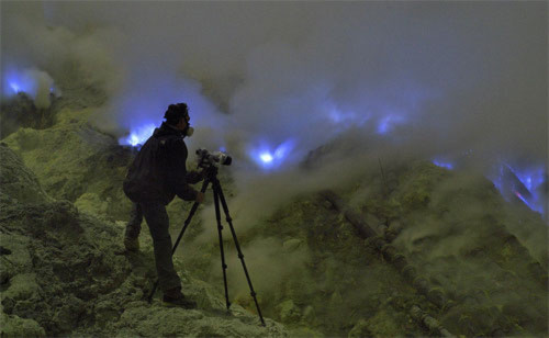 Ngọn lửa xanh kỳ ảo trên miệng núi lửa