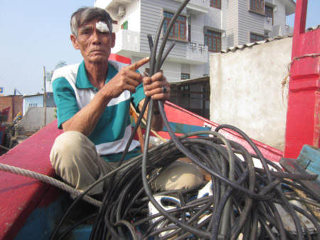 Ngư dân Mai Khắc Vũ (ngụ xã An Hải, Lý Sơn) bàng hoàng kể lại sự việc bị phía Trung Quốc khống chế, đập phá thiết bị trên tàu.