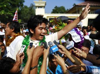 Tù nhân chính trị vừa được tự do, Yan Naing Tun, trả lời báo chí trước nhà giam Insein tại Rangoon, ngày 31/12/2013
Reuters