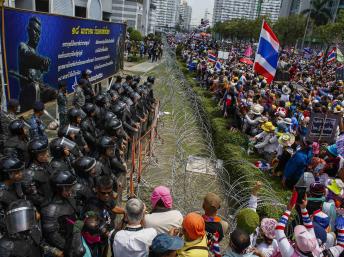 Người biểu tình Thái Lan bao vậy trụ sở Bộ Quốc phòng, Bangkok, ngày 19/02/2014
REUTERS