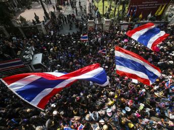 Biểu tình chống đối chính phủ trước tổng hành dinh cảnh sát tại Bangkok ngày 26/02/2014, trong lúc kẻ lạ mặt bắn vào một số lều trại người biểu tình.
Reuters